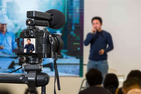 Broadcast Live .